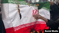 پرچمی که دانشجویان دانشگاه الزهرا روز دوشنبه به آتش کشیدند