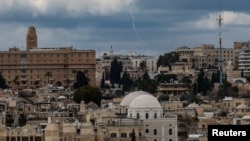 Fum pe cerul Ierusalimului, după ce Iranul a lansat rachete către Israel, ca răspuns la atacurile Israelului și ale Statelor Unite asupra Iranului, 28 februarie 2026.