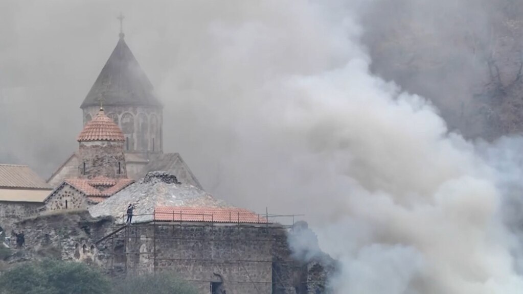 Russian Peacekeepers Find Armenians Leaving Occupied Districts, Burning Homes Behind Them