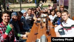 Европа татар яшьләренең беренче форумы. Латвия. Лира уң яктагы рәттә икенче. 2012, апрель