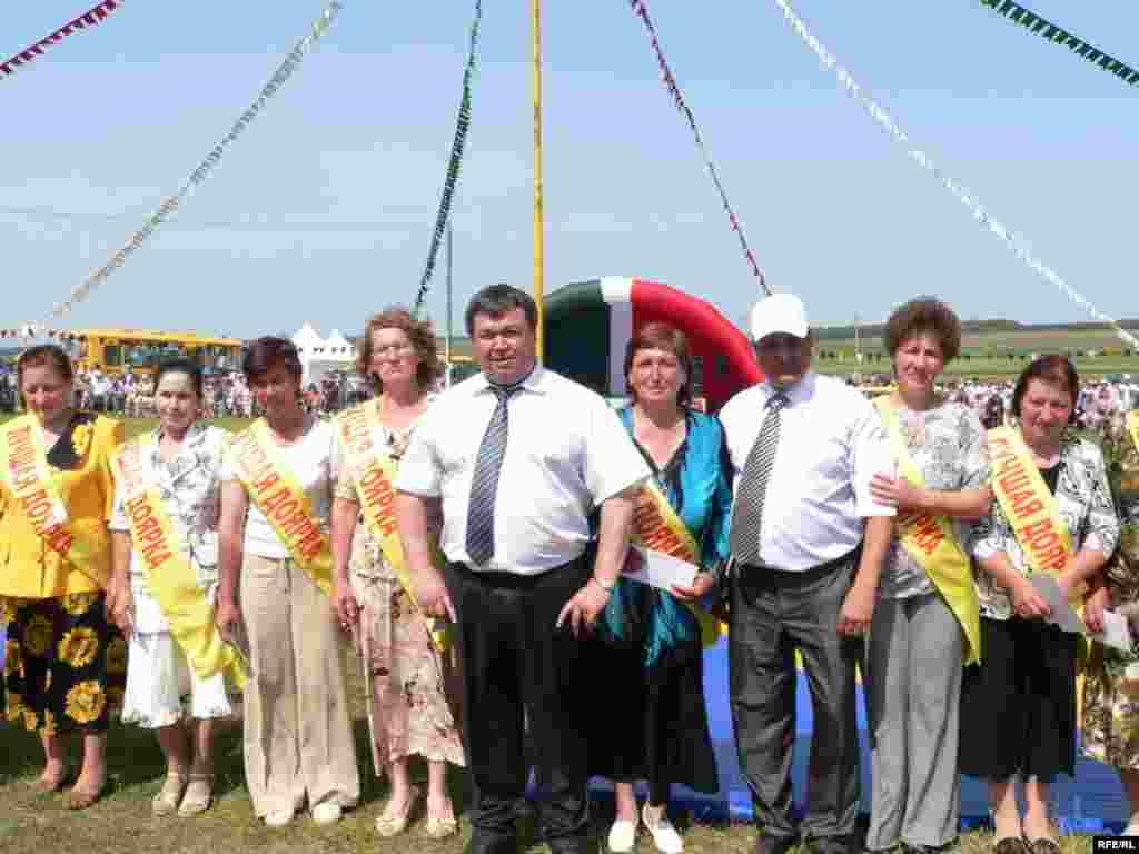 Балык Бистәсендә Сабантуй - 2009 - Район башлыгы Илһам Вәлиев алдынгы авыл хуҗалыгы хезмәткәрләре белән
