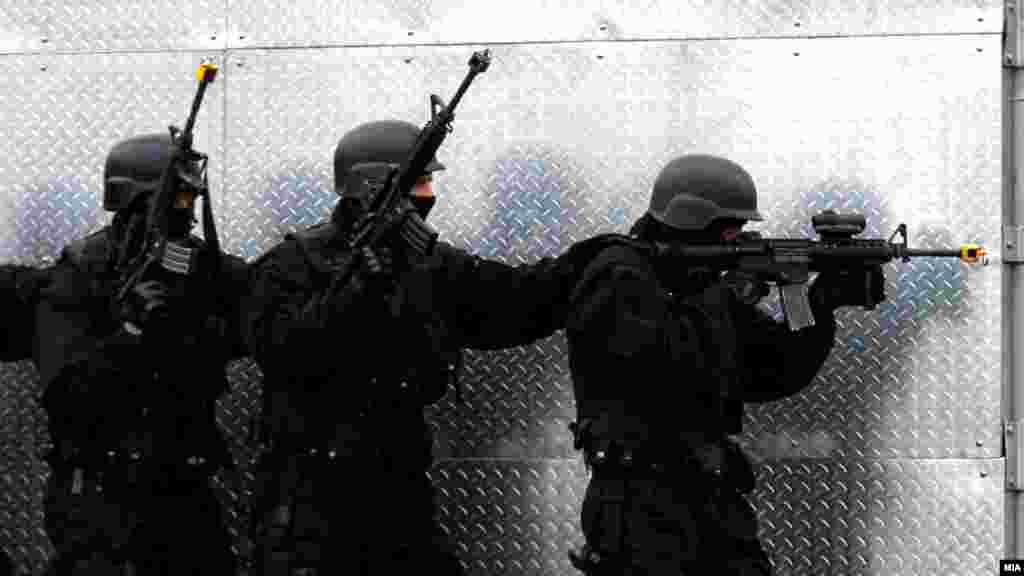 МАКЕДОНИЈА - Министерството за одбрана соопшти дека бил спречен обид за насилно влегување во касарната Гоце Делчев во Скопје, при што било рането лицето што се обидело да влезе во воениот објект.