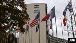 Flamuri i SHBA-së me flamujve të shteteve të tjera para selisë së UNESCO-s, në Paris. Fotografi nga arkivi.