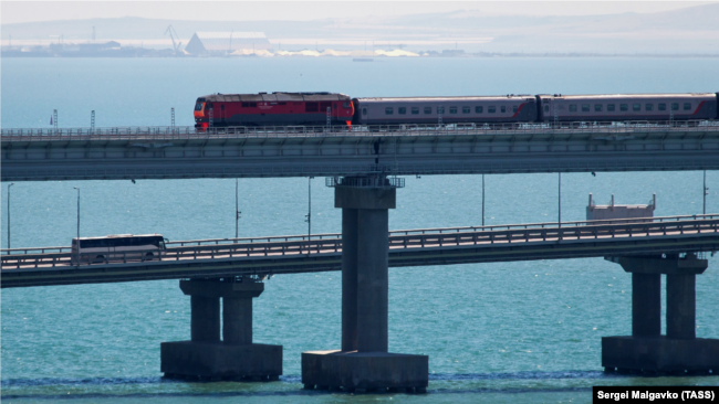 Поезд едет по Керченскому мосту, июнь 2021 года