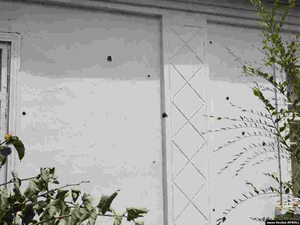 Черëмушкидаги ўзбек ҳовлисига отилган снайпер ўқлари изи.