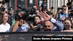 Călin Georgescu, fost candidat la președinția României, pleacă de la Parchetul General după una dintre rundele de audieri din vara anului 2025, într-unul dintre dosarele în care este cercetat.