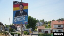 Robert Sesselmann-nak, a szélsőjobboldali AfD jelöltjének plakátja Sonnebergben, Németországban 2023. június 26-án