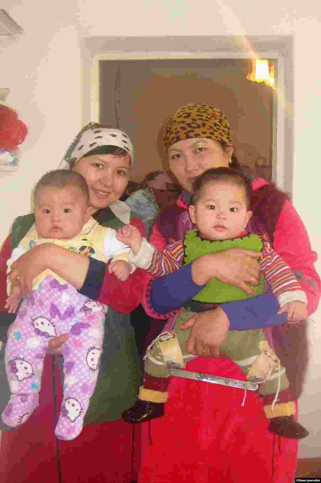 Снохи с детьми. Прислала Фариза