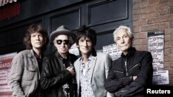 Rolling Stones (Мік Джаґґер, Кіт Річардз, Ронні Вуд, Чарлі Воттс – л-п) перед The Marquee Club у Лондоні напередодні річниці, 11 липня 2012 року