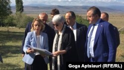 მედლინ მუნი (ცენტრში) სოფელ ხურვალეთში. 2019 წლის 13 სექტემბერი