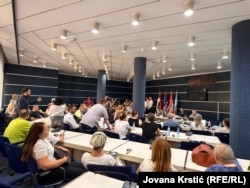 Burna atmosfera na sednici na kojoj je trebalo da budu saopštene odluke o uloženim prigovorima građana, 30. jun 2026.