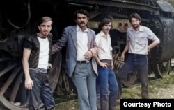 Traian T Coșovei, Ion Stratan, Mircea Cătărescu, Florin Iaru în 1982 într-o fotografie făcută de Tudor Jebeleanu pentru volumul Aer cu diamante.