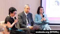Падчас дыскусіі ў першы дзень канфэрэнцыі, 8 жніўня 2026 году. Зьлева направа: Роза Турарбекава, Павал Латушка, Сьвятлана Ціханоўская