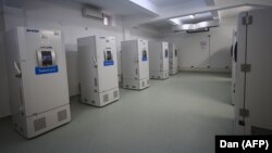 Refrigeratoare la centrul de depozitare a dozelor de vaccin Pfizer/BioNTech din București