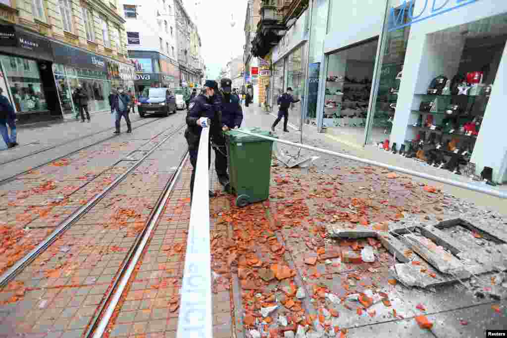 Policijski službenici osiguravaju područje nakon zemljotresa u Zagrebu, Hrvatska, 29. decembra 2020. REUTERS / Antonio Bronic