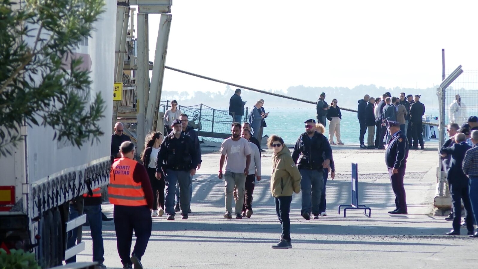 Italia trimite primii migranți în Albania. Grupurile pentru drepturile omului critică măsura