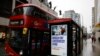 Elektronikus hirdetőtábla egy buszmegállóban London központjában, 2020. december 14-én