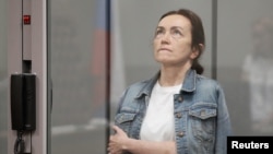 Jurnalista Alsu Kurmașeva, înainte de decizia instanței din Kazan. Judecătorul a decis menținerea ei în arest până cel puțin pe 5 august 2024. 