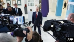 Fotografie distribuită de agenția rusă de stat Sputnik, înfățișându-l pe Vladimir Putin care le vorbește jurnaliștilor la Soci, după discuția sa telefonică cu Donald Trump, pe 19 mai