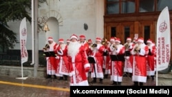 Оркестр Дедов Морозов на железнодорожном вокзале в Симферополе, 28 декабря 2024 года