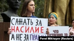 KazFem феминистер қозғалысы ұйымдастырған рұқсат етілген митингі. Алматы, 28 қыркүйек 2019 жыл.