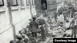 Imagini din curtea Chesturii Iași în care aveau să fie aduși și uciși câteva mii de evrei în timpul Pogromului din 27 - 30 iunie