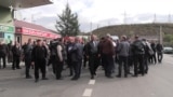 Օրվա ավարտին բեռնատարները բացեցին Բագրատաշենի ելումուտը՝ զգուշացնելով խստացնել պայքարի միջոցը