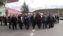Օրվա ավարտին բեռնատարները բացեցին Բագրատաշենի ելումուտը՝ զգուշացնելով խստացնել պայքարի միջոցը
