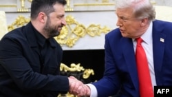 Volodimir Zelenszkij ukrán és Donald Trump amerikai elnök kezet fognak a washingtoni Fehér Ház Ovális Irodájában tartott találkozójuk során 2025. augusztus 18-án