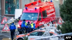 Spasioci i policija na mestu nesreće u Kran-Montani, Švajcarska, 1. januar 2026. 