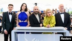 Regizorul Alexandru Belc și actorii din filmul Metronom: Șerban Lazarovici, Mara Vicol, Mara Bugarin și Vlad Ivanov, la festivalul de la Cannes, 24 mai 2022.