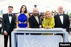 Regizorul Alexandru Belc (mijloc) și actorii din filmul Metronom: Șerban Lazarovici, Mara Vicol, Mara Bugarin și Vlad Ivanov, la cea de-a 75-a ediție a Festivalului de Film de la Cannes. 24 mai 2022