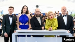 Regizorul Alexandru Belc (mijloc) și actorii din filmul Metronom: Șerban Lazarovici, Mara Vicol, Mara Bugarin și Vlad Ivanov, la cea de-a 75-a ediție a Festivalului de Film de la Cannes, 24 mai 2022.