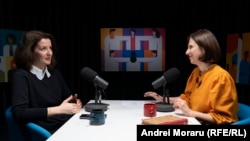 Violeta Stratan, invitata podcastului „Laboratorul Social”, și gazda acestuia, Victoria Coroban, în studioul Europei Libere de la Chișinău.