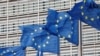 Az Európai Unió zászlói az Európai Bizottság brüsszeli székháza előtt