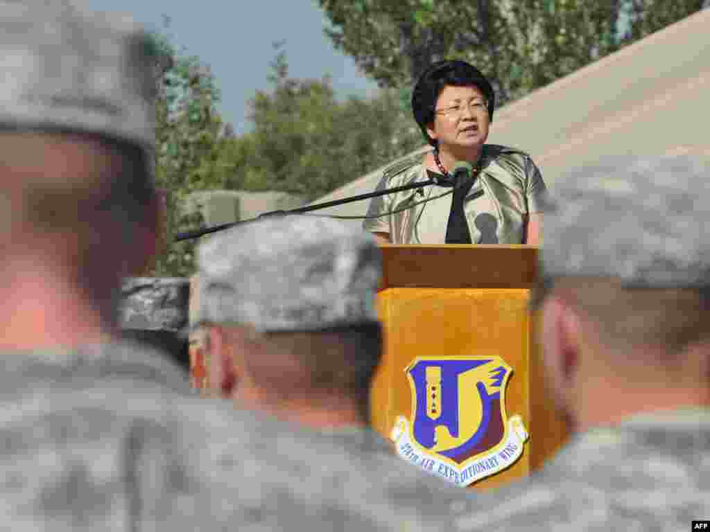 Президент Роза Отунбаева на американской военной базе в международном аэропорту &quot;Манас&quot;, 11 сентября, 2011.