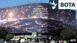 Një bilbord në Teheran në tetor të vitit 2024 që shfaq raketa iraniane duke sulmuar Izraelin dhe ku shkruan në farsi: "Nëse do luftë, ne jemi mjeshtër të luftës". Dhe, në gjuhën hebraike thuhet ky mesazh: "Izraeli duhet të zhduket nga faqja e dheut dhe kjo është pikënisja". 