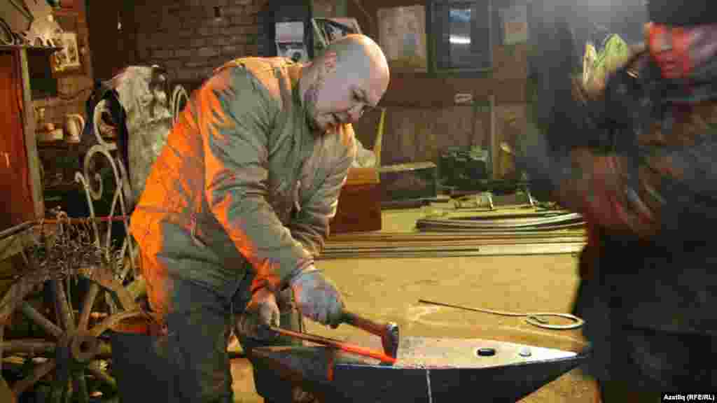 Популяр тимерче Алмаз Фатыйхов-Казаков остазы Сергей Ершов белән