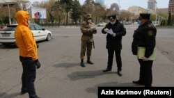 Баку шаарындагы карантин учуру. Күч кызматкерлери жарандын документин текшерип жатышат. 