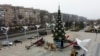 Pom de Crăciun într-o piață din Mariupol, în regiunea Donețk din estul Ucrainei, controlată de Rusia, 24 decembrie 2022.