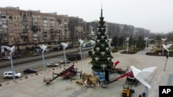 Municipal workers set up a Christmas tree on a square in Mariupol, in the Russian-controlled Donetsk region of eastern Ukraine, on December 24.