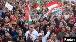 Люди слухають, як Петер Мадяр, лідер опозиційної партії «Тиса», виголошує промову під час святкування Національного дня Угорщини, яке також вшановує Угорську революцію 1848 року проти правління Габсбургів, у Будапешті, Угорщина, 15 березня 2026 року.