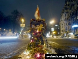 Памятник Жизневскому посреди проезжей части улицы Грушевского. Киев, Украина, архивное фото