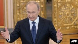 Президент России Владимир Путин приветствует глав государств-членов ОДКБ, Москва, 19 декабря 2012 г.