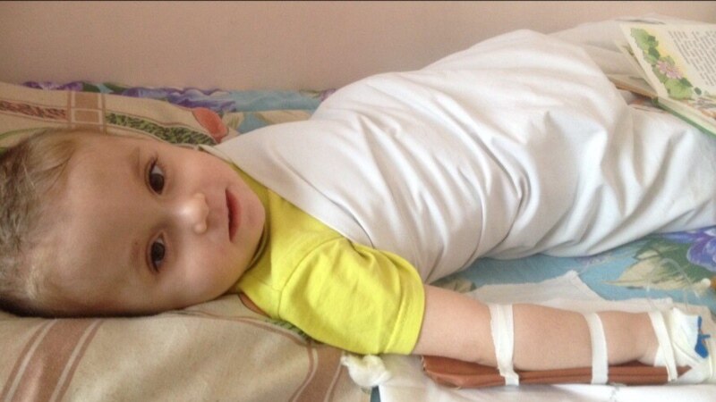 Мама больного ребенка, которой чиновники посоветовали купить препарат за 15 миллионов, выиграла суд у Минздрава