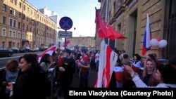 Акция в поддержку народа Беларуси около консульства в Петербурге (архивное фото)
