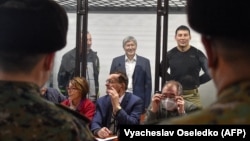 Фарид Ниязов и Канат Сагымбаев рядом с бывшим президентом Алмазбеком Атамбаевым в зале суда. Ноябрь 2020 года.