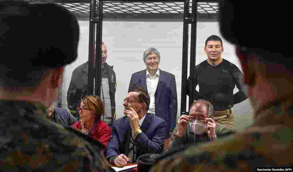 КИРГИСТАН - Врховниот суд на Киргистан ја укина осудителната пресуда и затворската казна за поранешниот претседател Алмазбек Атамбаев, кои му беа изречени во јуни. Тој беше осуден поради неговата вмешаност во нелегалното ослободување на озлогласениот кринимален шеф Азиз Батукаев во 2013 година.