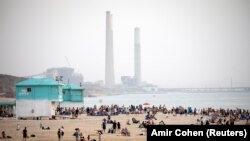 A közvetlen járványveszély elmúltával újranyitott strand Izraelben, 2021. április 19-én