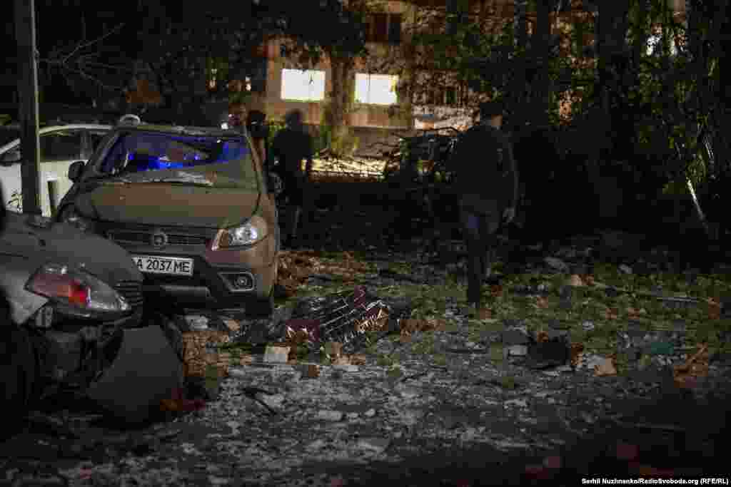 Понівечені авто та руйнування на місці російської атаки на Київ у Солом’янському районі